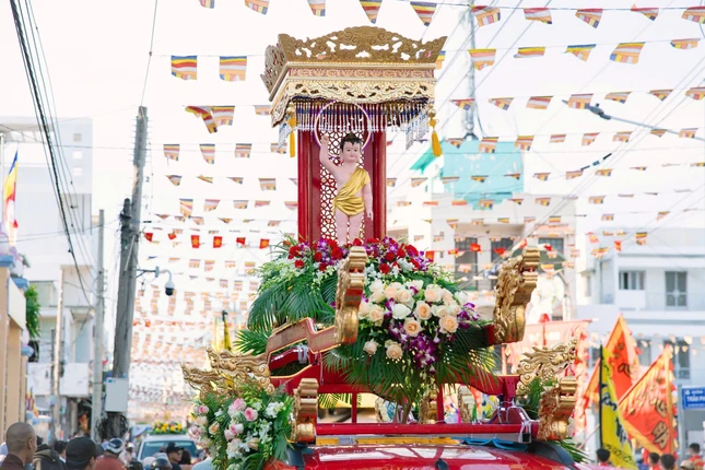 Tôn tượng Đức Phật đản sanh được rước từ trụ sở Văn phòng II - chùa Phật Ân (33B Trần Phú, P.Phan Thiết) đến khu vực thắp sáng 7 đóa hoa sen bên bờ sông Cà Ty