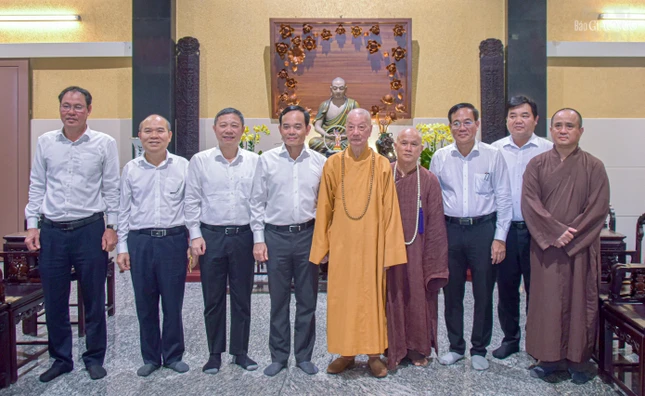 Đoàn chụp hình lưu niệm cùng Đức Pháp chủ Đoàn chụp hình lưu niệm cùng Đức Pháp chủ