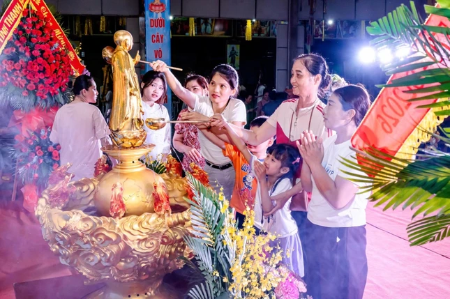 Phật tử thực hiện nghi thức Tắm Phật