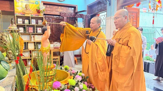 Chư Tăng thực hiện nghi thức Tắm Phật