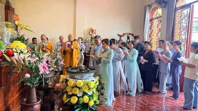 Phật tử chùa Đức Quang thực hiện nghi thức Tắm Phật