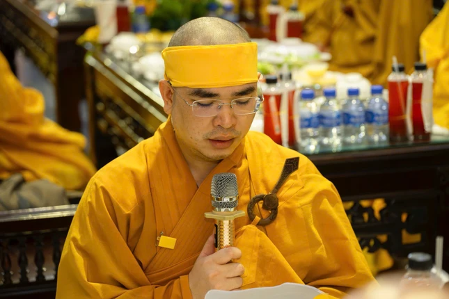 Đại đức Thích Trung Giảng dâng lời phát nguyện Đại đức Thích Trung Giảng dâng lời phát nguyện