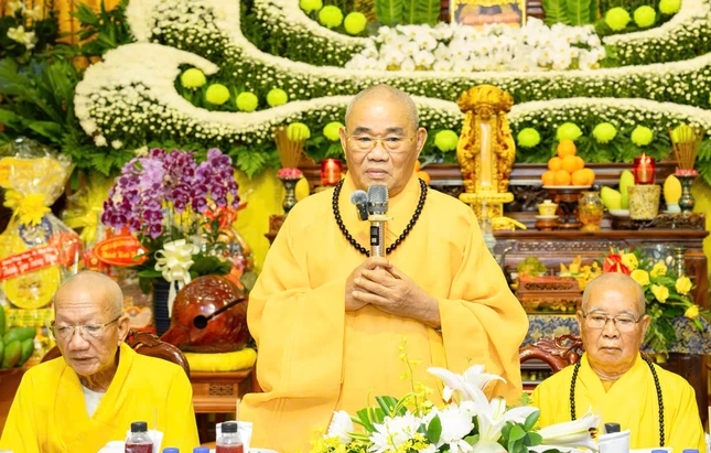 Trưởng lão Hòa thượng Thích Lãng Huỳnh ban đạo từ sách tấn Trưởng lão Hòa thượng Thích Lãng Huỳnh ban đạo từ sách tấn