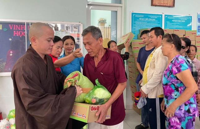 Đại đức Thích Thị Nhân trao quà đến bà con