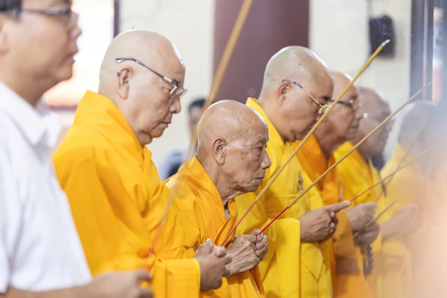 Chư tôn đức niêm hương