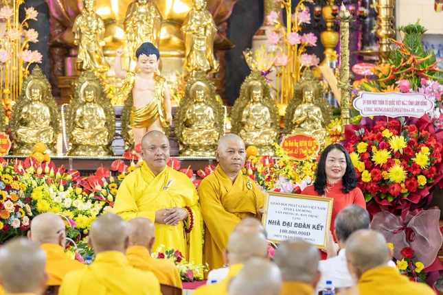 Thượng tọa Thích Đạt Ma Khế Định trao bảng tượng trưng số tiền hỗ trợ xây dựng nhà Đại đoàn kết