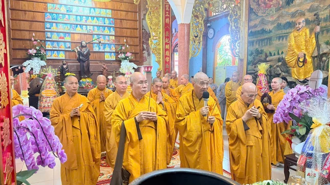 Chư Tăng niêm hương đảnh lễ Phật, lễ Tổ trước khi thực hiện nghi thức tác pháp an cư kiết hạ Chư Tăng niêm hương đảnh lễ Phật, lễ Tổ trước khi thực hiện nghi thức tác pháp an cư kiết hạ