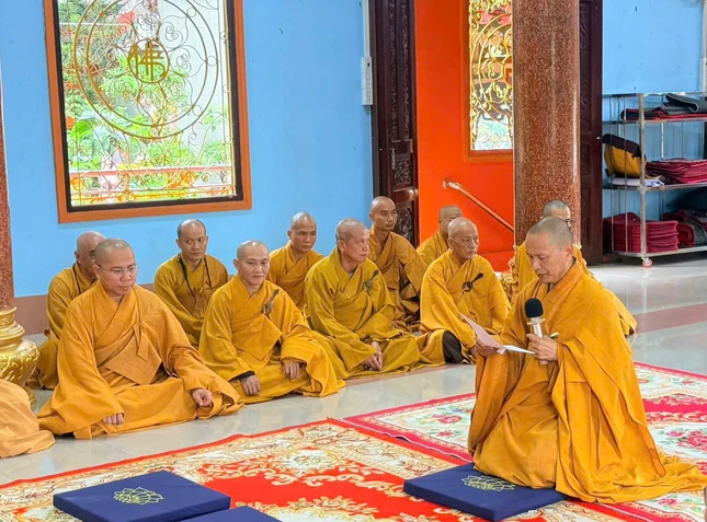 Thượng tọa Thích Minh Quang cung thỉnh Ban Chức sự hạ trường tổ đình Vạn Thọ Thượng tọa Thích Minh Quang cung thỉnh Ban Chức sự hạ trường tổ đình Vạn Thọ