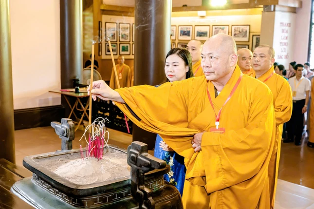 Thượng tọa Thích Tâm Định dâng hương tưởng niệm - Ảnh: Đức Hòe