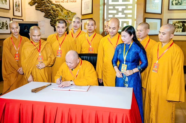 Lưu chữ ký lưu niệm - Ảnh: Đức Hòe