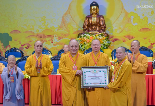 Trung ương Giáo hội tặng Bằng tuyên dương công đức đến các cá nhân có nhiều đóng góp tích cực cho công tác Phật sự