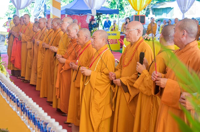 Chư tôn đức dâng hương cầu nguyện