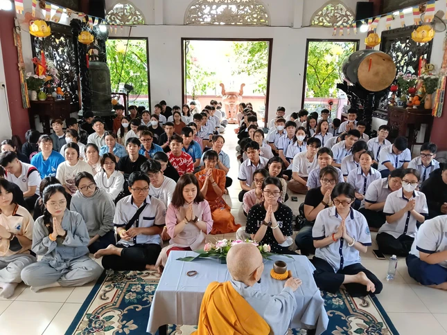 Các em học sinh lắng nghe lợi chỉ dạy của Ni trưởng Thích nữ Hạnh Ngọc