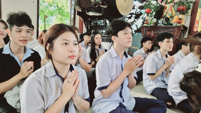 Các em học sinh tham dự lễ cầu nguyện