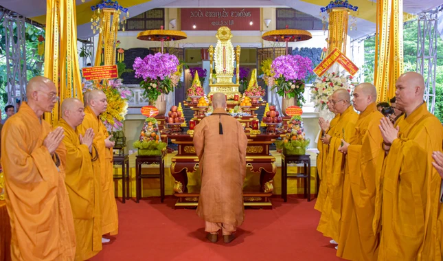 Đức Pháp chủ đã dâng hương tưởng niệm trước án thờ anh linh các liệt sĩ, đồng bào yêu nước hy sinh vì nền độc lập tự do cho dân tộc Đức Pháp chủ đã dâng hương tưởng niệm trước án thờ anh linh các liệt sĩ, đồng bào yêu nước hy sinh vì nền độc lập tự do cho dân tộc