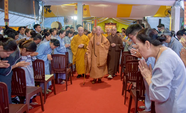 Đông đảo Phật tử thành kính đón tiếp Đức Pháp chủ quang lâm đàn tràng tại công viên Lê Thị Riêng (Nghĩa trang Đô Thành cũ) Đông đảo Phật tử thành kính đón tiếp Đức Pháp chủ quang lâm đàn tràng tại công viên Lê Thị Riêng (Nghĩa trang Đô Thành cũ)