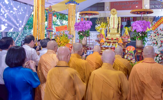 Chư tôn đức cầu nguyện cho công cuộc tìm kiếm, quy tập hài cốt các liệt sĩ, đồng bào yêu nước hy sinh tại các hố chôn tập thể trong khuôn viên Nghĩa trang Đô Thành - Chợ Quán cũ, công viên Lê Thị Riêng ngày nay được thành tựu viên mãn