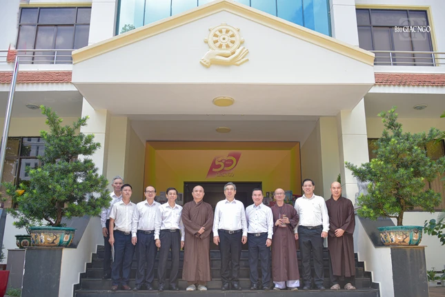 Đoàn chụp hình lưu niệm tại trụ sở tòa soạn Báo Giác Ngộ (85 Nguyễn Đình Chiểu, P.Xuân Hòa, TP.HCM)