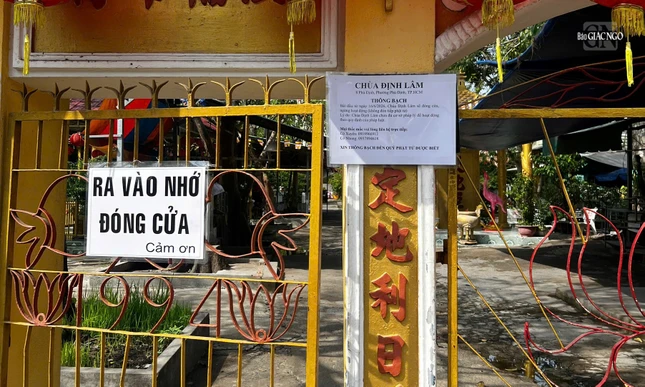 Thông báo đóng cửa được dán trước cổng chùa Định Lâm