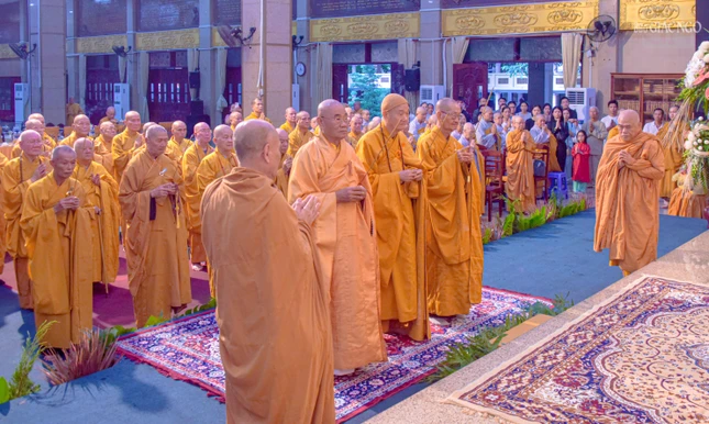 Chư vị giáo phẩm Hội đồng Chứng minh và chư tôn đức dâng hương tưởng niệm