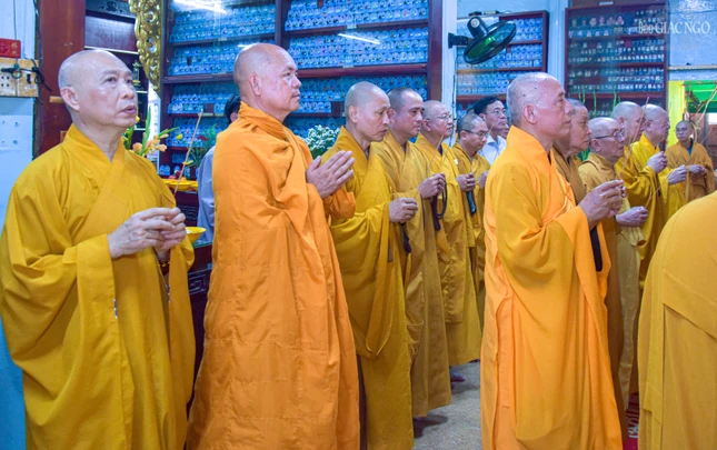 Chư tôn đức dâng nén tâm hương tưởng niệm Giác linh Hòa thượng Thích Trí Châu