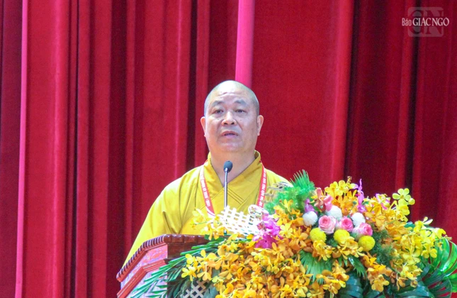 Hòa thượng Thích Thọ Lạc thay mặt chư tôn đức Ban Thường trực Ban Trị sự GHPGVN tỉnh Nghệ An, nhiệm kỳ 2022-2027 tuyên bố mãn nhiệm