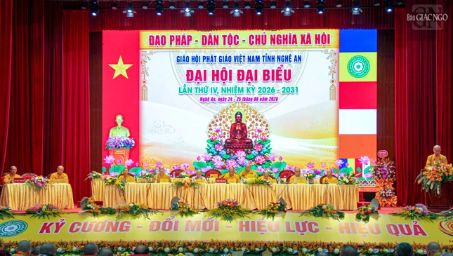 Chư tôn đức Chứng minh và Đoàn Chủ tọa điều hành phiên đại hội trù bị