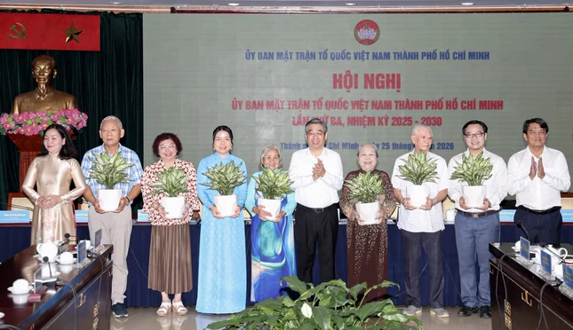 Ông Nguyễn Phước Lộc, Phó Bí thư Thành ủy, Chủ tịch Ủy ban MTTQVN TP.HCM và lãnh đạo Ủy ban MTTQVN TP.HCM tặng cây xanh chúc mừng các Ủy viên Ủy ban MTTQVN TP.HCM khóa I - Ảnh: Ngô Tùng
