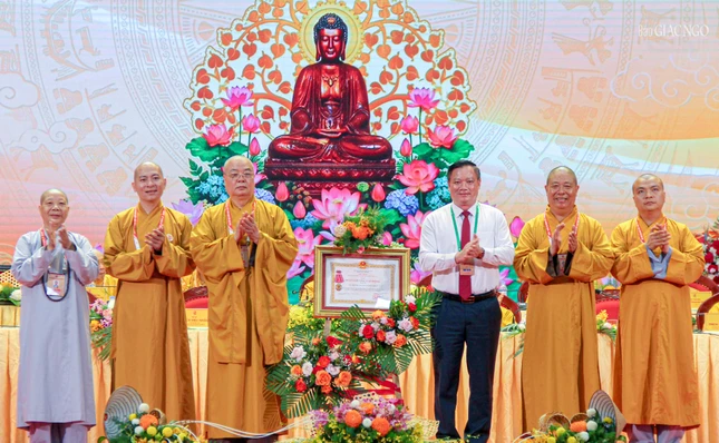 Tập thể Ban Trị sự GHPGVN tỉnh Nghệ An đón nhận Huân chương Lao động Hạng 3 của Chủ tịch nước