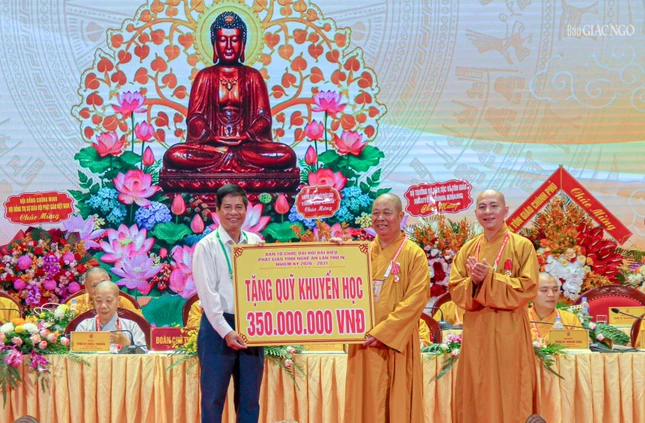 Tặng bảng tượng trưng ủng hộ Quỹ khuyến học