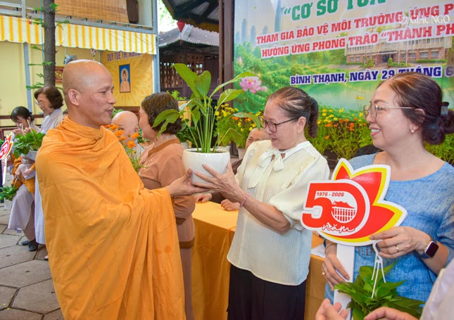 Trao cây xanh đến người dân