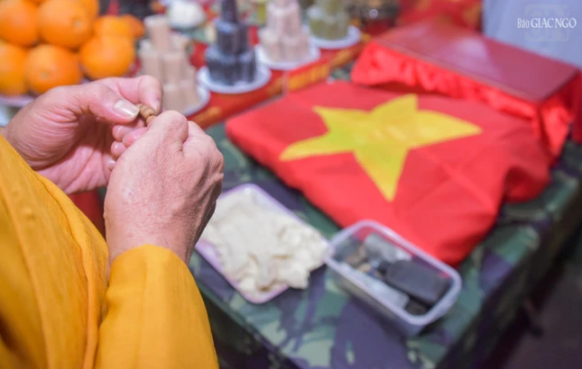 Tưởng niệm sự hy sinh cao cả của các anh hùng liệt sĩ cho nền độc lập của dân tộc