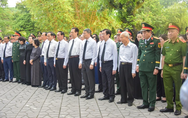 Lãnh đạo Đảng và Nhà nước tham dự Lễ dâng hương tại Công viên Lê Thị Riêng