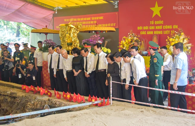 Lãnh đạo Đảng, Nhà nước, các bộ, ban ngành tại khu vực khai quật hài cốt liệt sĩ trong khuôn viên Công viên Lê Thị Riêng