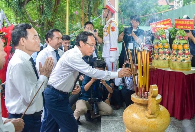 Lãnh đạo, nguyên lãnh đạo TP.HCM dâng hương