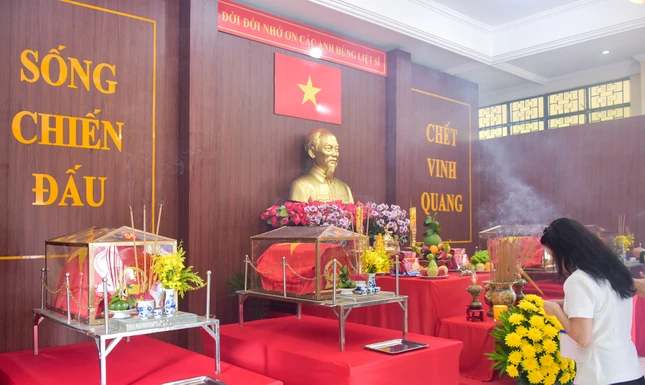 Hài cốt các liệt sĩ được quy tập tại Đài tưởng niệm Liệt sĩ trong Công viên Lê Thị Riêng