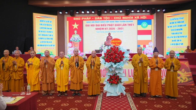 Hội đồng Trị sự tặng hoa chúc mừng đại hội Hội đồng Trị sự tặng hoa chúc mừng đại hội