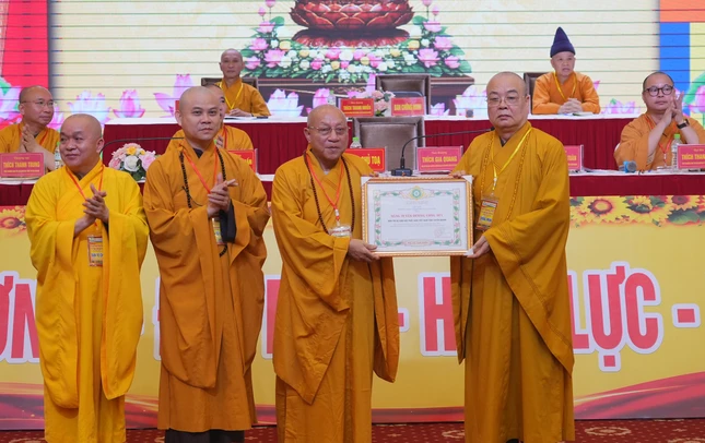 Trưởng lão Hòa thượng Thích Thanh Nhiễu tặng Bằng Tuyên dương công đức của TƯGH đến tập thể Ban Trị sự GHPGVN tỉnh Tuyên Quang Trưởng lão Hòa thượng Thích Thanh Nhiễu tặng Bằng Tuyên dương công đức của TƯGH đến tập thể Ban Trị sự GHPGVN tỉnh Tuyên Quang