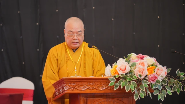 Trưởng lão Hòa thượng Thích Thanh Nhiễu ban đạo từ Trưởng lão Hòa thượng Thích Thanh Nhiễu ban đạo từ