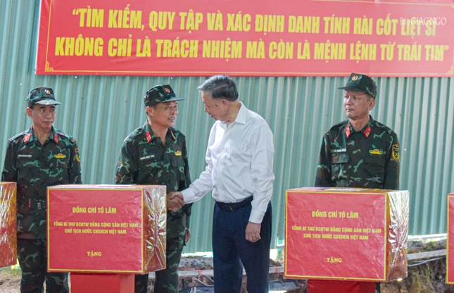 Tổng Bí thư, Chủ tịch nước thăm hỏi, động viên cán bộ, chiến sĩ đang ngày đêm thực hiện nhiệm vụ