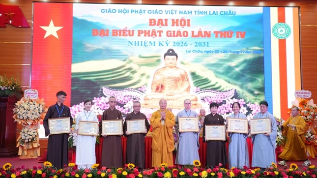 Trao Bằng khen đến các cá nhân
