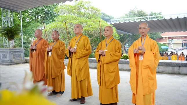 Chư tôn đức dâng hương tưởng niệm