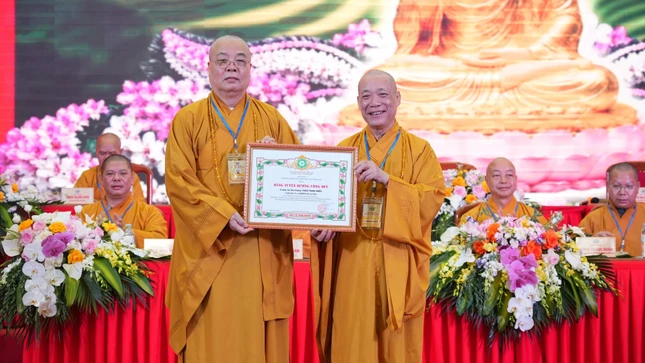 Trung ương Giáo hội tặng Bằng tuyên dương công đức đến Trưởng lão Hòa thượng Thích Thanh Nhiễu Trung ương Giáo hội tặng Bằng tuyên dương công đức đến Trưởng lão Hòa thượng Thích Thanh Nhiễu