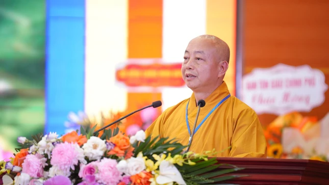 Hòa thượng Thích Thanh Huân trình danh sách nhân sự Hòa thượng Thích Thanh Huân trình danh sách nhân sự