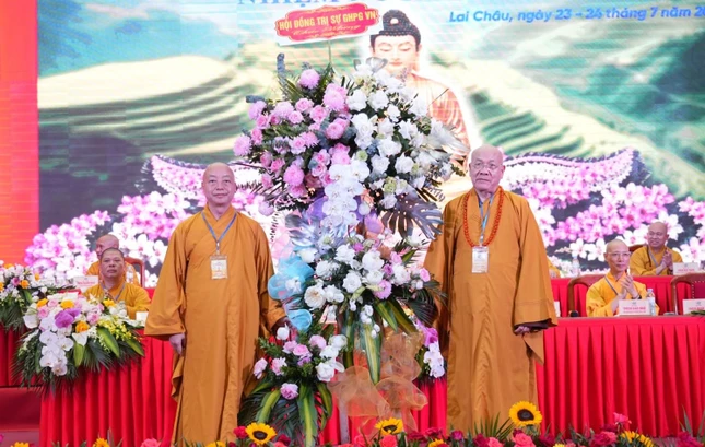 Lẵng hoa chúc mừng của Hội đồng Trị sự Lẵng hoa chúc mừng của Hội đồng Trị sự