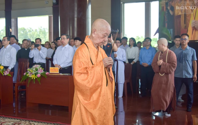 Đức Pháp chủ GHPGVN - Đại lão Hòa thượng Thích Trí Quảng quang lâm thắp hương cầu nguyện