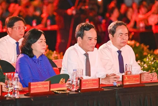 Chủ tịch Quốc hội Trần Thanh Mẫn, Chủ tịch Ủy ban Trung ương MTTQVN Bùi Thị Minh Hoài và Bí thư Thành ủy TP.HCM Trần Lưu Quang tham dự tại Công viên Lê Thị Riêng - Ảnh: Mạnh Thắng Chủ tịch Quốc hội Trần Thanh Mẫn, Chủ tịch Ủy ban Trung ương MTTQVN Bùi Thị Minh Hoài và Bí thư Thành ủy TP.HCM Trần Lưu Quang tham dự tại Công viên Lê Thị Riêng - Ảnh: Mạnh Thắng