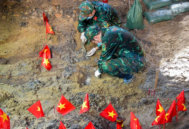 Các chiến sĩ Đội quy tập hài cốt liệt sĩ thuộc Bộ Tư lệnh TP.HCM đang tiến hành tìm kiếm hài cốt các anh hùng liệt sĩ tại khu vực Công viên Lê Thị Riêng