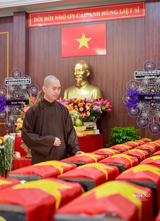 Đời đời ghi nhớ công ơn các anh hùng liệt sĩ đã ngã xuống cho nền độc lập của dân tộc Đời đời ghi nhớ công ơn các anh hùng liệt sĩ đã ngã xuống cho nền độc lập của dân tộc