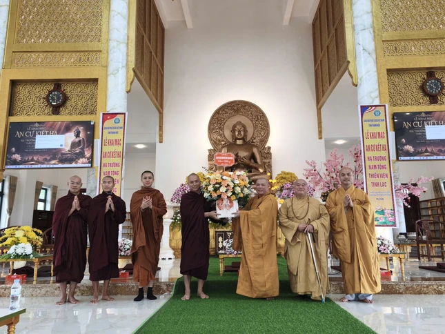 Thượng tọa Thích Tâm Chính tặng hoa chúc mừng của Ban Trị sự GHPGVN tỉnh Thanh Hóa đến hạ trường thiền viện Tịnh Lạc Thượng tọa Thích Tâm Chính tặng hoa chúc mừng của Ban Trị sự GHPGVN tỉnh Thanh Hóa đến hạ trường thiền viện Tịnh Lạc